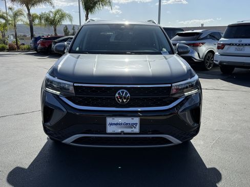 Used 2024 Volkswagen Taos SE w/ Panoramic Sunroof Package FWD image 3