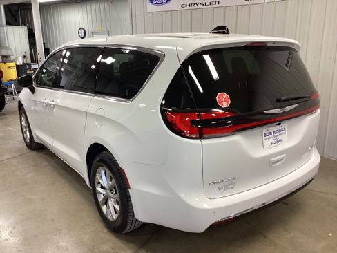 New 2026 Chrysler Pacifica Select image 3