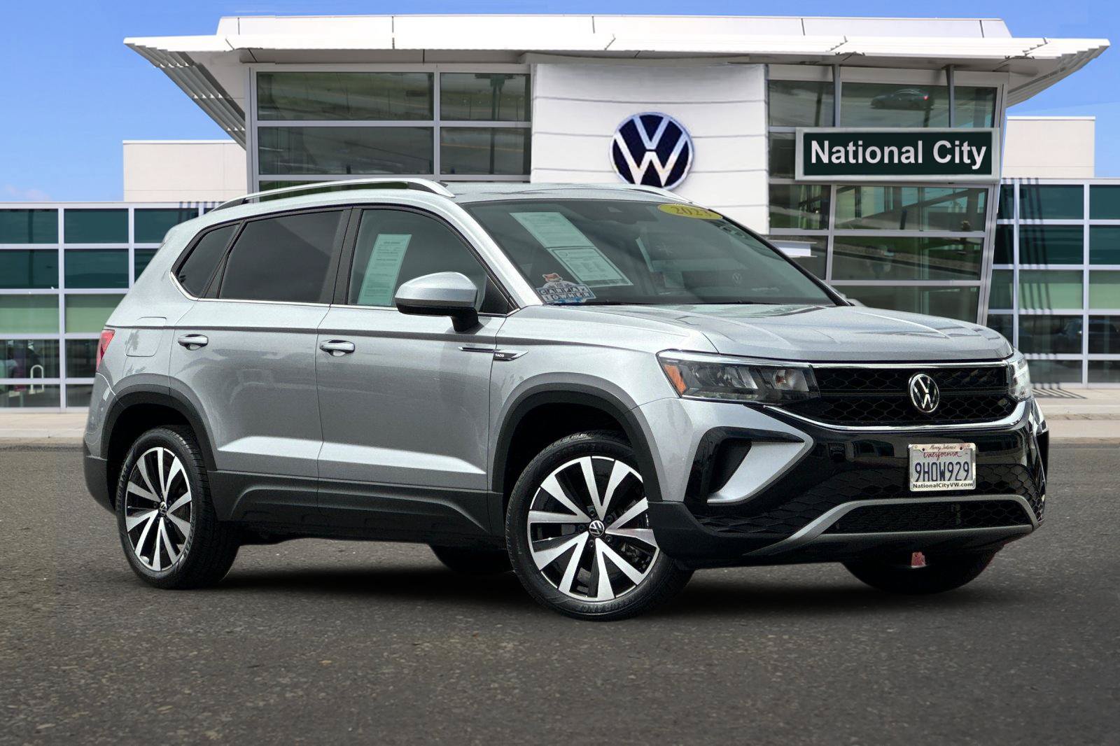 Used 2023 Volkswagen Taos SE FWD image 2