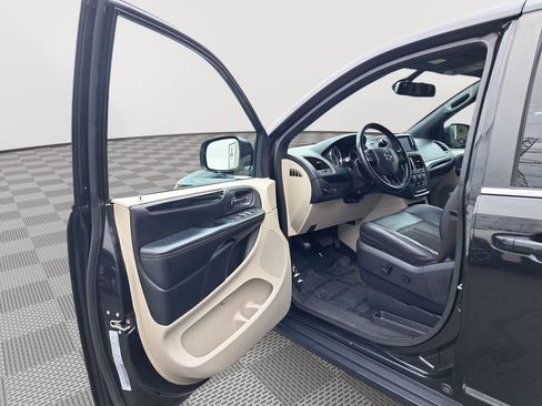Used 2020 Dodge Grand Caravan SXT image 11