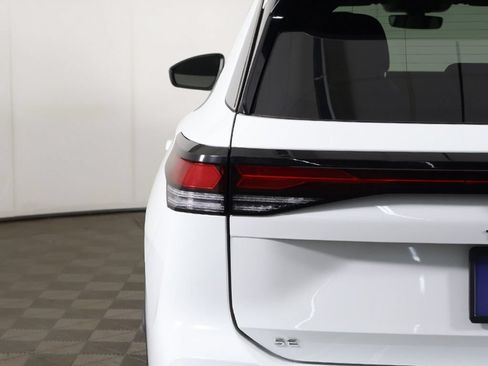 Used 2025 Volkswagen Tiguan SE AWD/4WD image 15