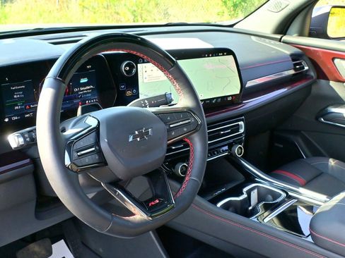 Used 2025 Chevrolet Traverse RS image 29