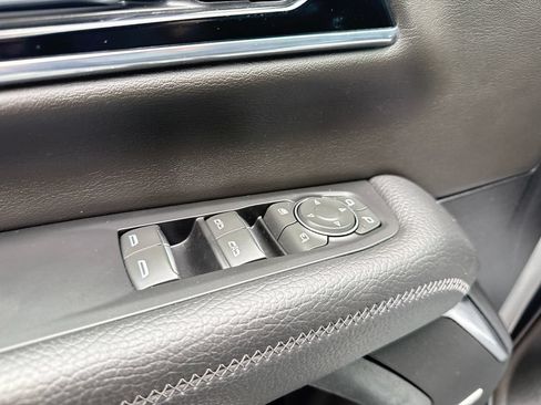 Used 2025 GMC Yukon XL Denali AWD/4WD image 14