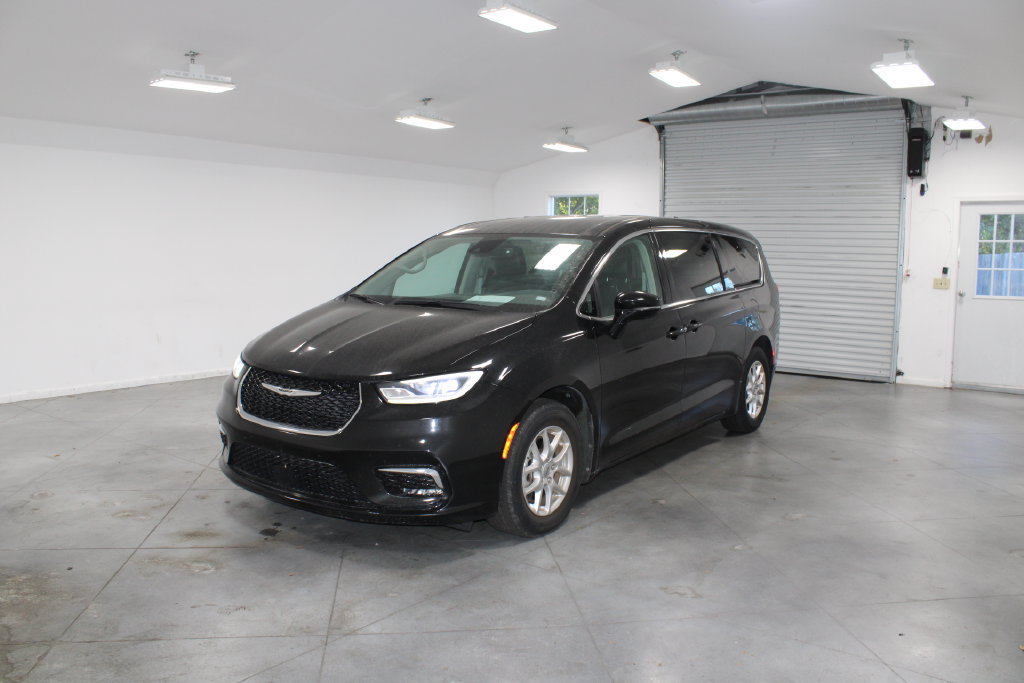 Used 2024 Chrysler Pacifica Touring-L FWD image 4