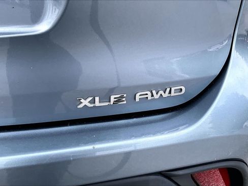Used 2024 Toyota Highlander XLE AWD/4WD image 10