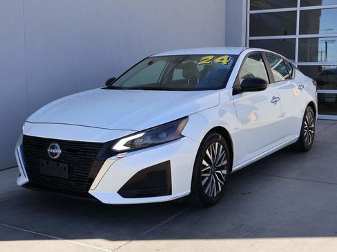 Used 2024 Nissan Altima 2.5 SV image 1