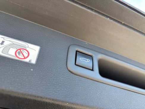 Used 2025 Toyota Highlander LE FWD image 23