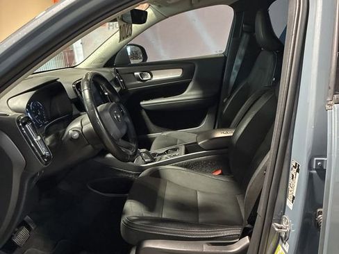 Used 2020 Volvo XC40 T5 Momentum image 3