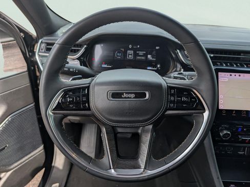 Used 2023 Jeep Grand Cherokee Overland w/ Luxury Tech Group IV AWD/4WD image 15