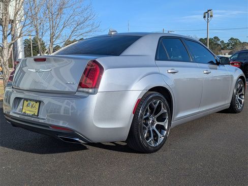 Used 2018 Chrysler 300 Touring w/ Sport Appearance Package image 4