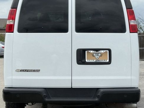 Used 2022 Chevrolet Express 3500 LS image 4