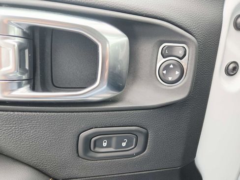 Used 2025 Jeep Wrangler Sahara image 39