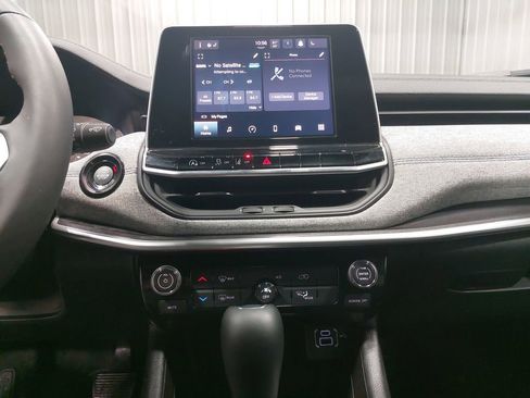 Used 2025 Jeep Compass Latitude image 19