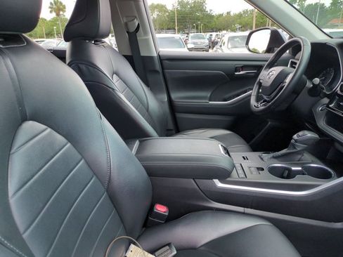 Certified 2020 Toyota Highlander XLE FWD image 21