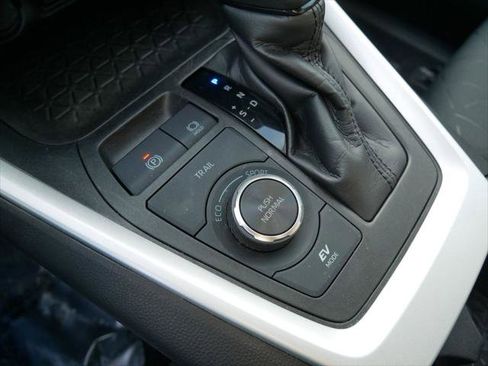 Certified 2020 Toyota RAV4 XLE w/ Convenience Package image 18