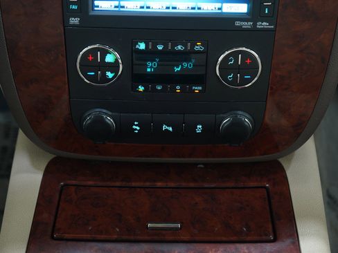 Used 2013 Chevrolet Avalanche LTZ image 18