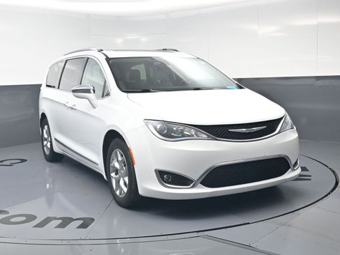 Used 2017 Chrysler Pacifica Limited w/ UConnect Theater Package image 3