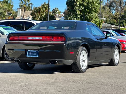 Used 2013 Dodge Challenger SXT image 3