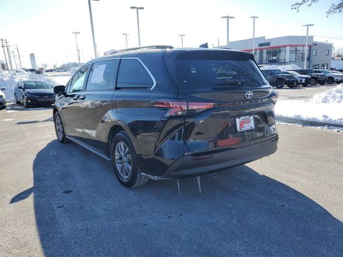 Certified 2022 Toyota Sienna XLE w/ XLE Plus Package image 3