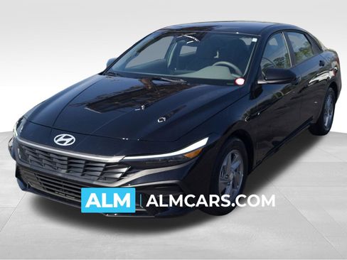 Used 2025 Hyundai Elantra SE image 1