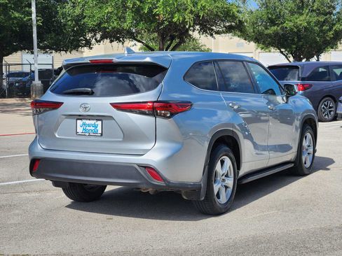 Used 2021 Toyota Highlander LE FWD image 6