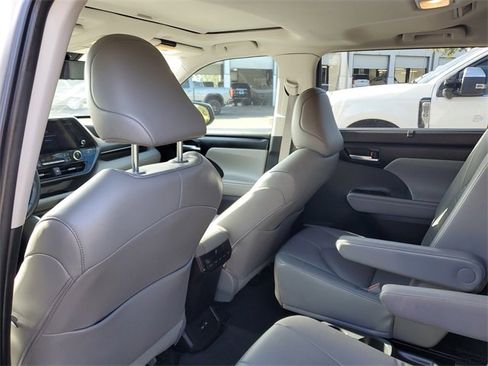 Used 2023 Toyota Highlander XLE image 9