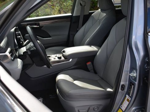 Used 2023 Toyota Highlander Limited image 11