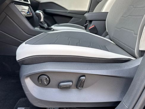 Used 2025 Volkswagen Taos SE w/ Panoramic Sunroof Package image 14