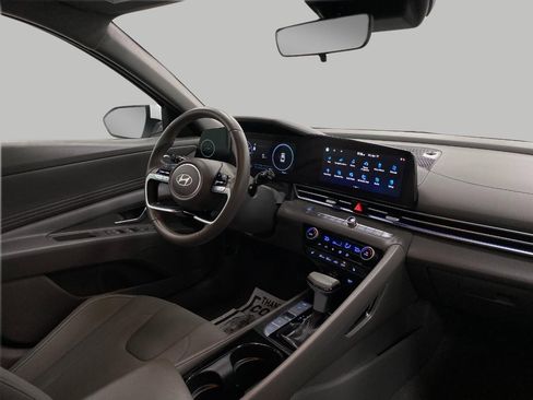 Used 2025 Hyundai Elantra SEL image 19