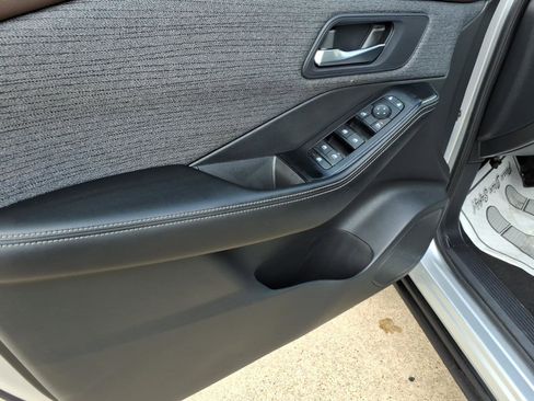 Used 2023 Nissan Rogue SV image 12