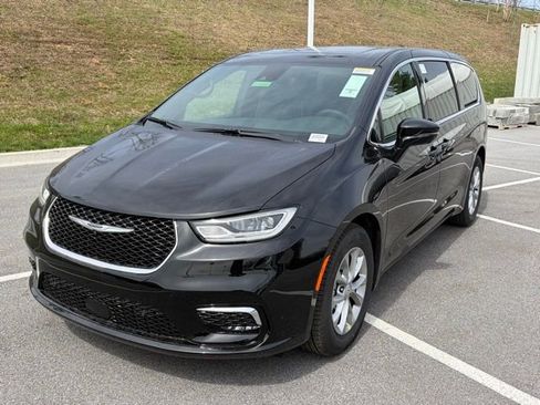 New 2026 Chrysler Pacifica Limited w/ Uconnect Theater Family Group FWD image 40