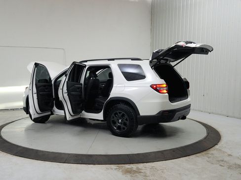 Used 2025 Honda Pilot TrailSport image 14