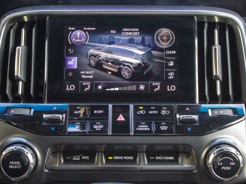 Used 2024 Lexus LX 600 4WD w/ Luxury Package image 17