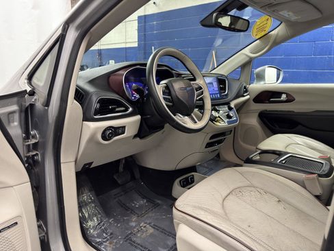 Used 2017 Chrysler Pacifica Limited image 21