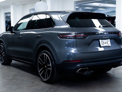 Used 2023 Porsche Cayenne w/ Premium Package image 4