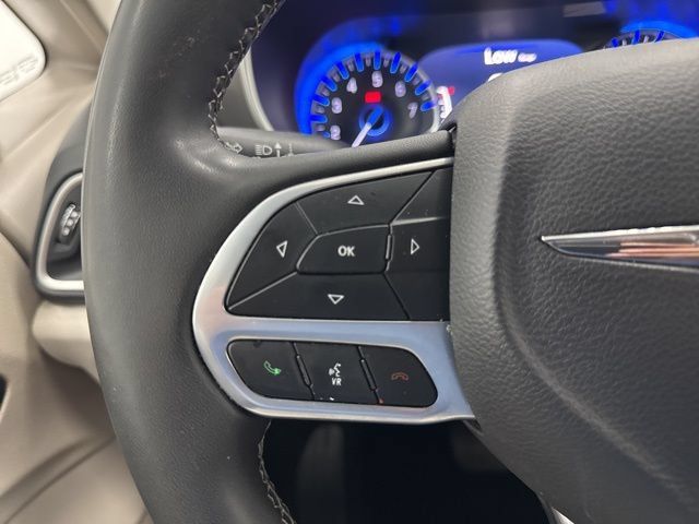 Used 2023 Chrysler Pacifica Touring-L FWD image 11