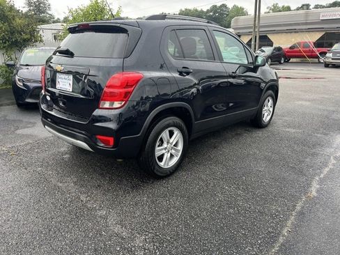 Used 2022 Chevrolet Trax LT w/ LT Convenience Package image 6