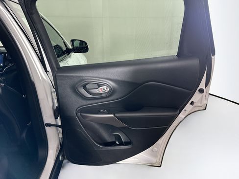 Used 2019 Jeep Cherokee Limited image 28