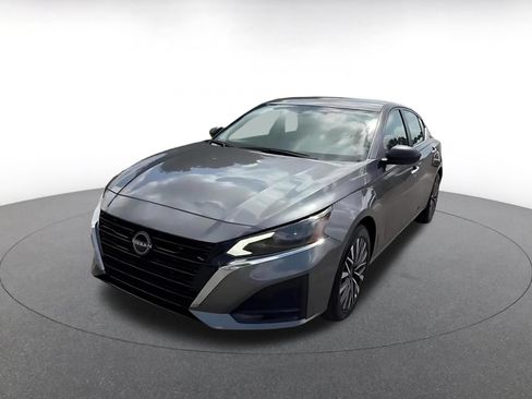 Used 2025 Nissan Altima 2.5 SV FWD image 7