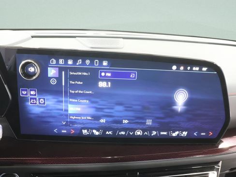 Used 2025 Chevrolet Traverse RS AWD/4WD image 12