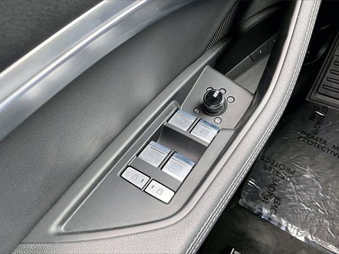 Used 2022 Audi e-tron Premium Plus w/ Premium Plus Package image 29