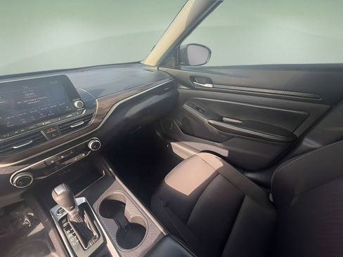 Used 2025 Nissan Altima 2.5 SV FWD image 12