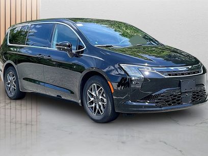 New 2027 Chrysler Pacifica Limited w/ Trailer Tow Group