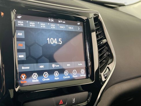 Used 2022 Jeep Cherokee Limited image 14