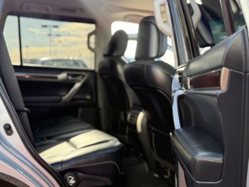 Used 2017 Lexus GX 460 Premium w/ Premium Package image 6