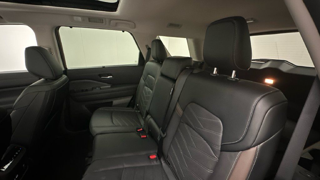 Certified 2024 Nissan Pathfinder Platinum AWD/4WD image 10