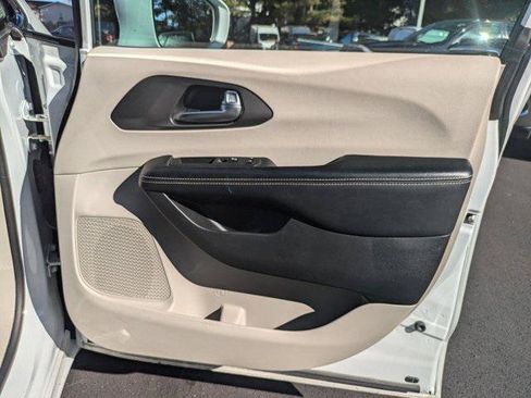 Certified 2022 Chrysler Pacifica Touring-L FWD image 32