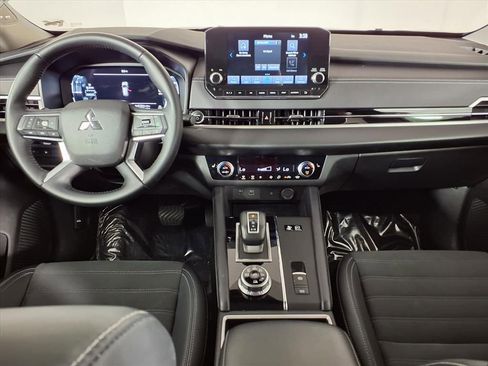 Used 2024 Mitsubishi Outlander SE image 13