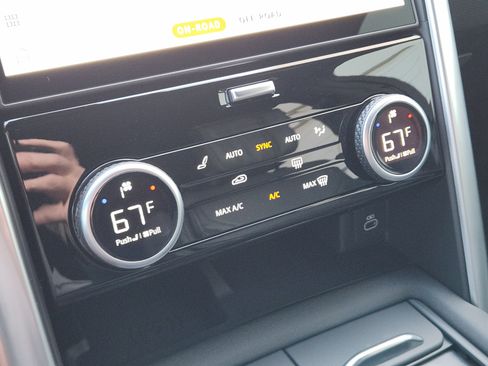 New 2025 Land Rover Discovery Dynamic SE image 18