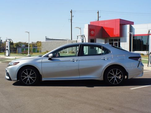 Used 2023 Toyota Camry SE image 10